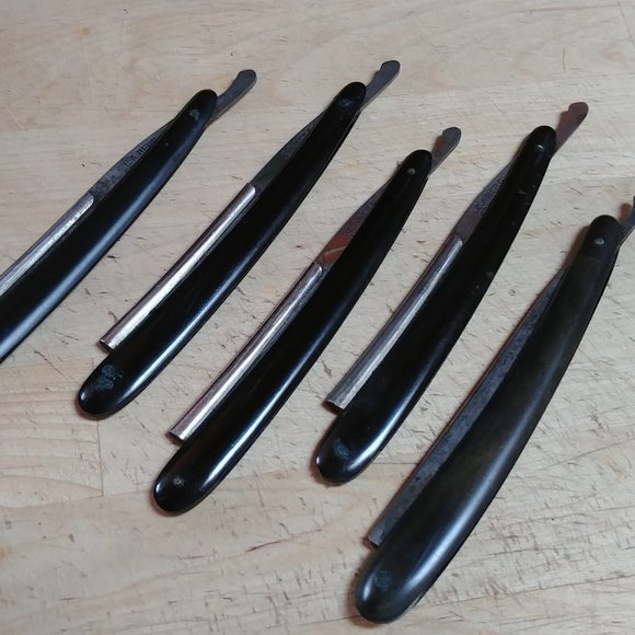 Vintage E A Berg Straight Razors with leather case - Picture 3 of 13